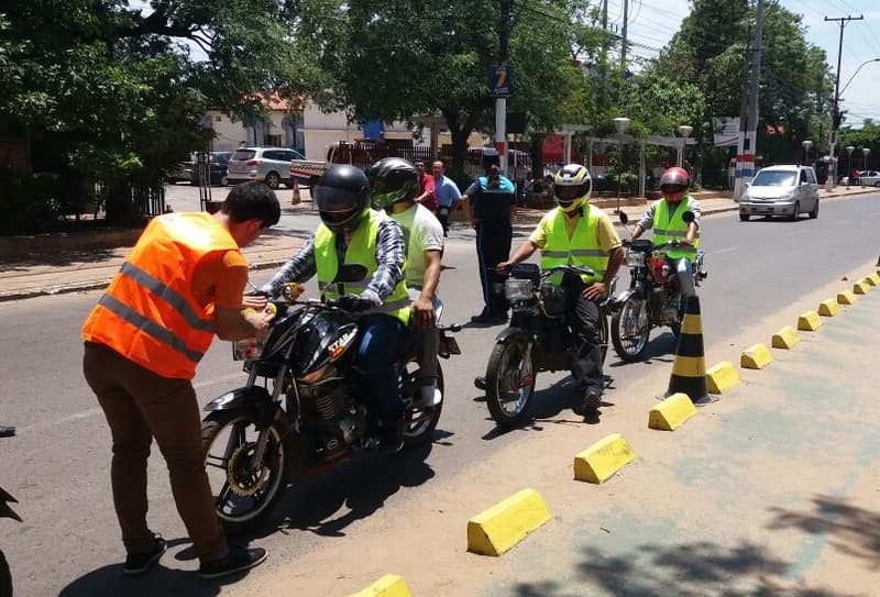 Entregan chalecos reflectivos a motociclistas