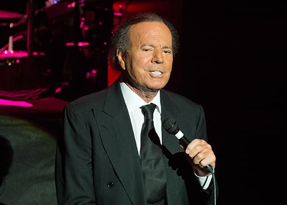 Admiten demanda de filiación contra Julio Iglesias