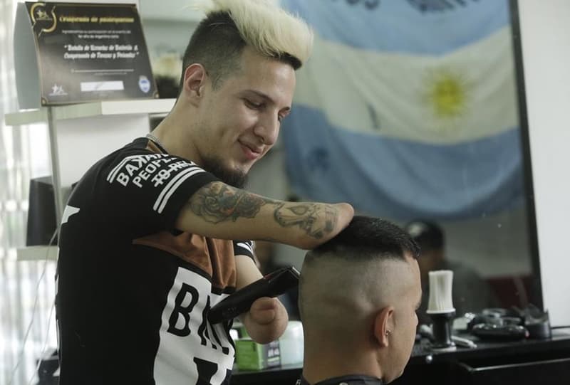 Joven sin manos se gana la vida como peluquero