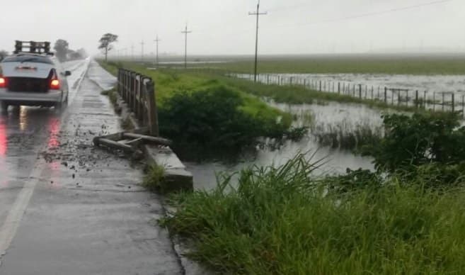 Vehículo cae a un arroyo y desaparece