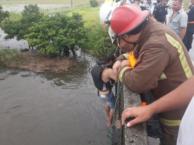 Dos muertos confirmados tras caída de vehículo a arroyo