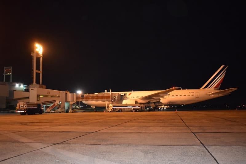 Repararán avión luego de emergencia para volver a partir