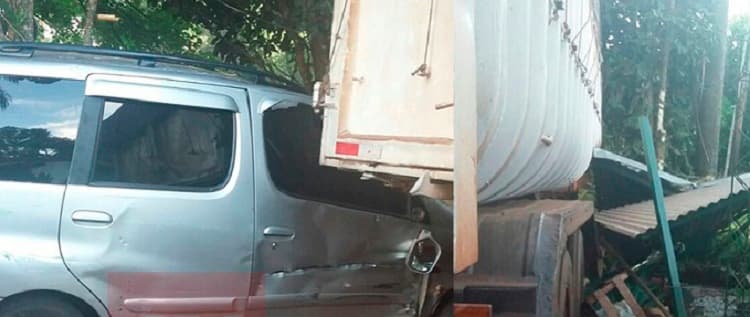 Camión embiste contra camioneta e ingresa a una vivienda