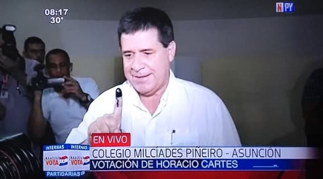 Cartes vota, se niega a hablar y escoltas reparten golpes a periodistas