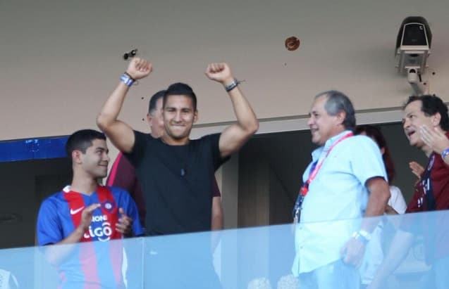 Cecilio disfrura de la Nueva Olla mientras le buscan club