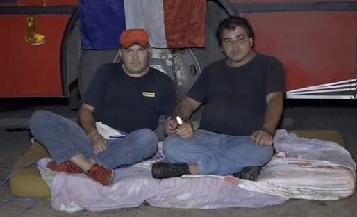 Trabajadores de la Línea 18 se encadenan