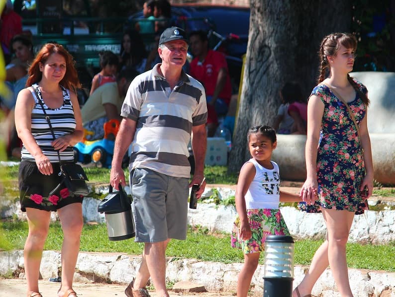 Anuncian domingo caluroso con chaparrones