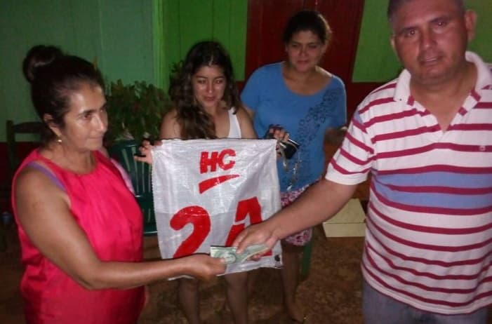 Políticos dan dinero a cambio de votos