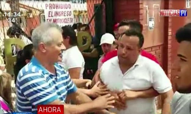 Colorados se enfrentan en local de votación