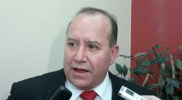 Gana casi 25 millones y ni paga comida de “militares domésticos”