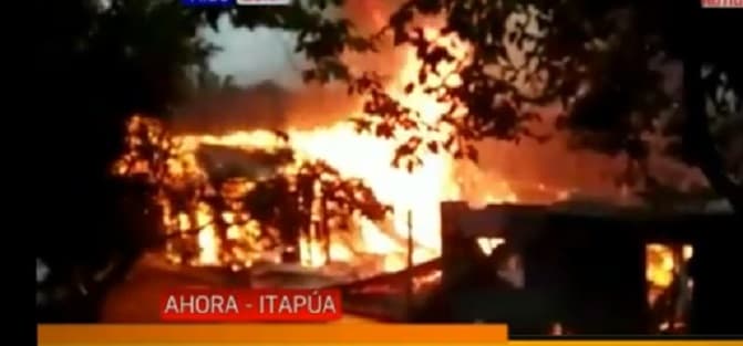 Voraz incendio consume un puerto privado