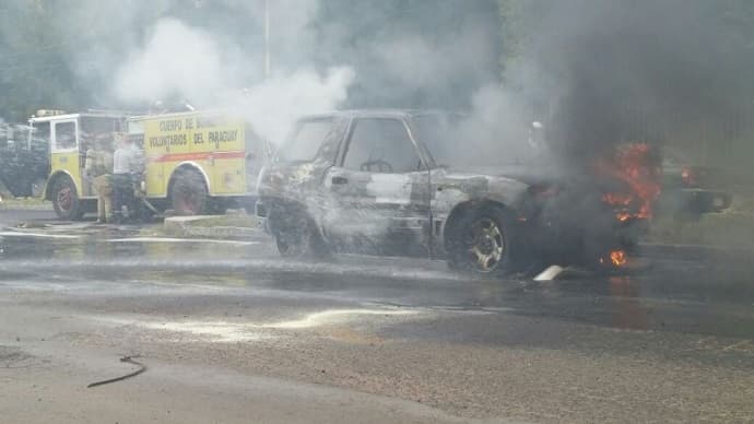 Vehículo es consumido por las llamas en plena avenida