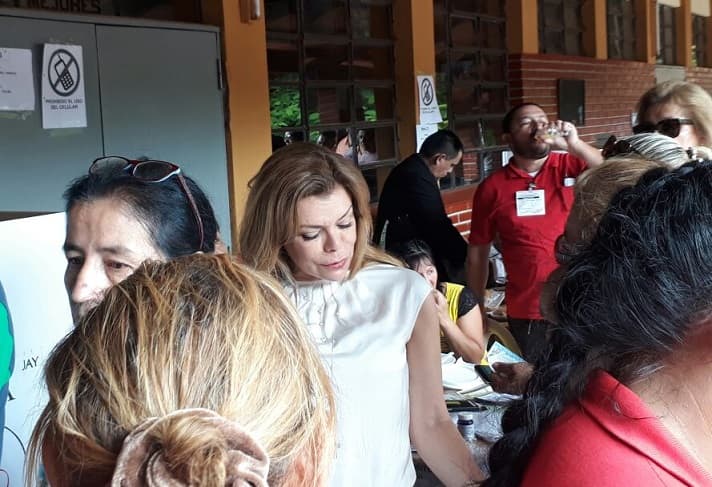 Lanzan botellas a Sandra McLeod