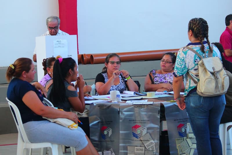 Colorados acuden masivamente a votar