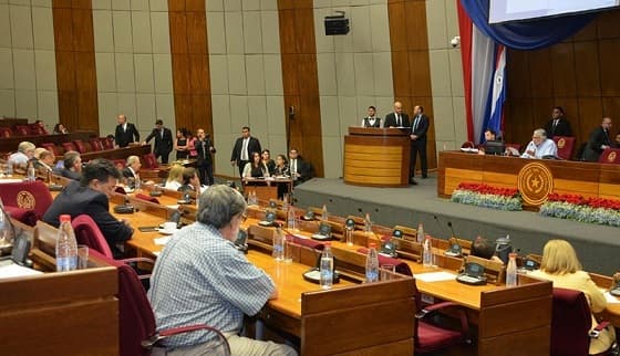 Destitución de González Daher queda pendiente