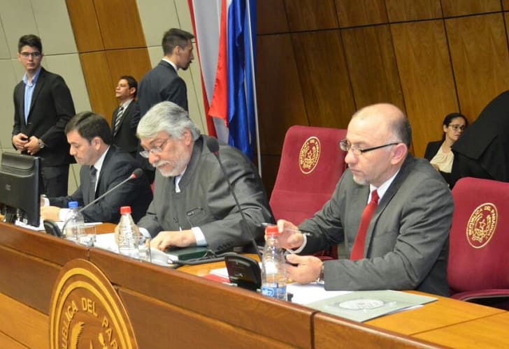 Senadores tratan pérdida de investidura