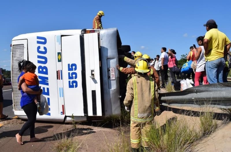 Colectivo vuelca en Carapeguá y deja 10 heridos