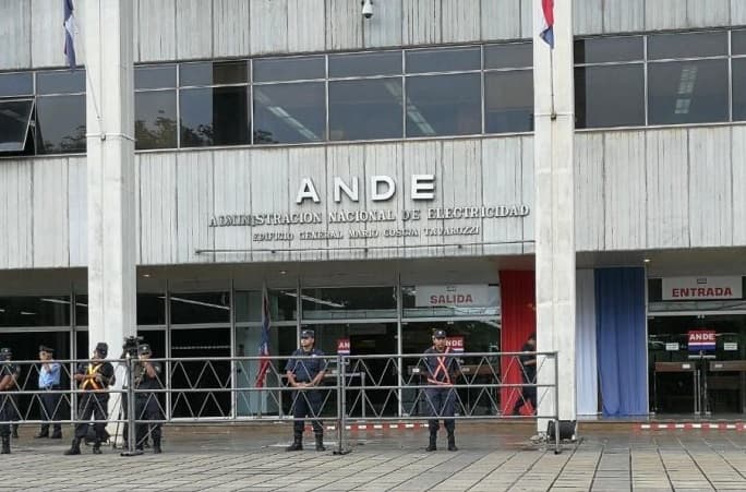 Funcionarios de la Ande retoman protestas y atención está paralizada