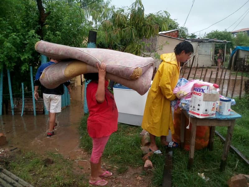 Más de 1.000 familias son afectadas por crecida