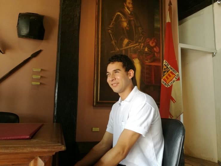 Joven no vidente guía a turistas en la Casa de la Independencia