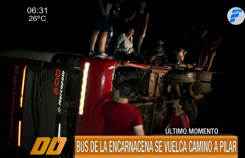Bus de larga distancia vuelca y deja varios heridos