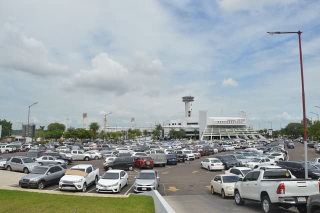 ¿Para qué se paga por estacionar en el aeropuerto?