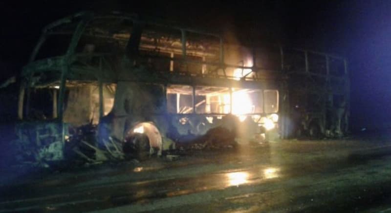 Llamas consumen bus de larga distancia