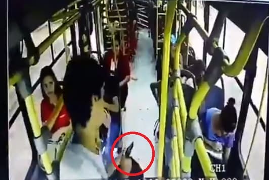 A punta de revólver, joven asaltó en bus