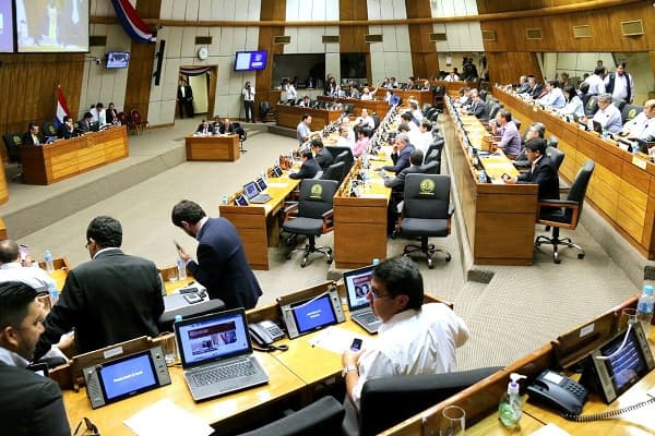 Cartistas apañan a Díaz Verón y fracasa juicio político