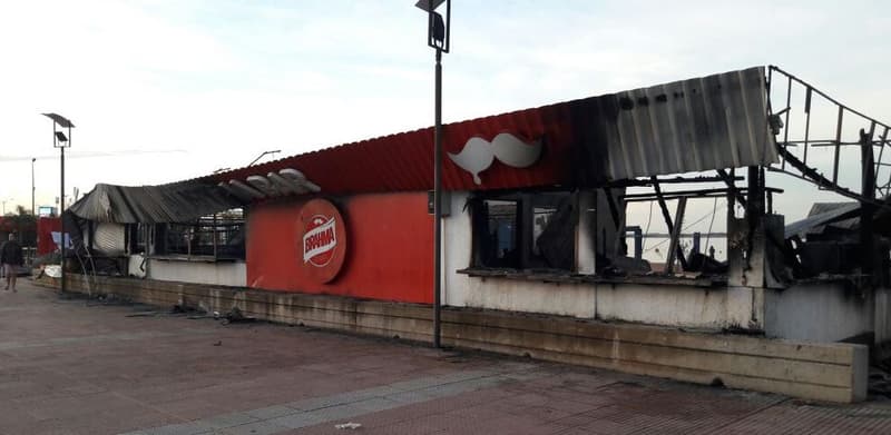 Un bar es consumido por el fuego en la Costanera de Encarnación