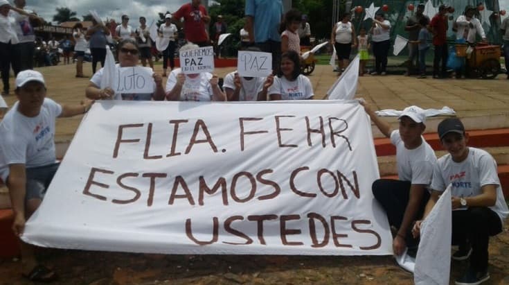 Reciben a la familia Fehr con banderas blancas