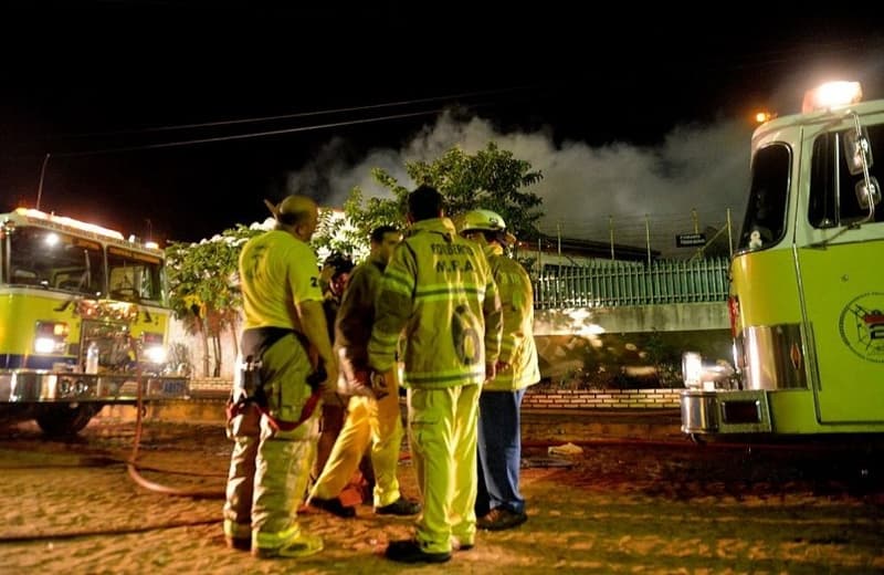 Voraz incendio consumió fábrica de ropas
