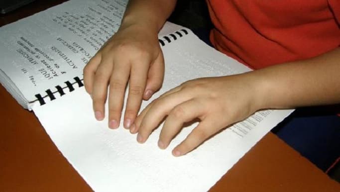 Ofrecen cursos gratis a personas con discapacidad para acceder a becas