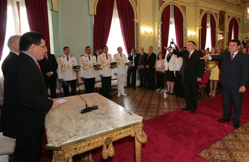 Juran nuevos ministros de Salud y de Educación