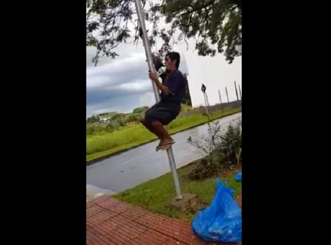 Tomó un foco y fue obligado a devolverlo a su lugar