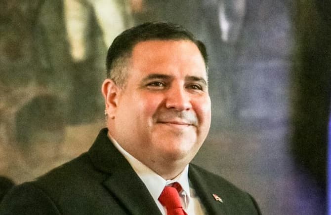 Nuevo ministro de Salud está a favor de aumentar impuesto al tabaco