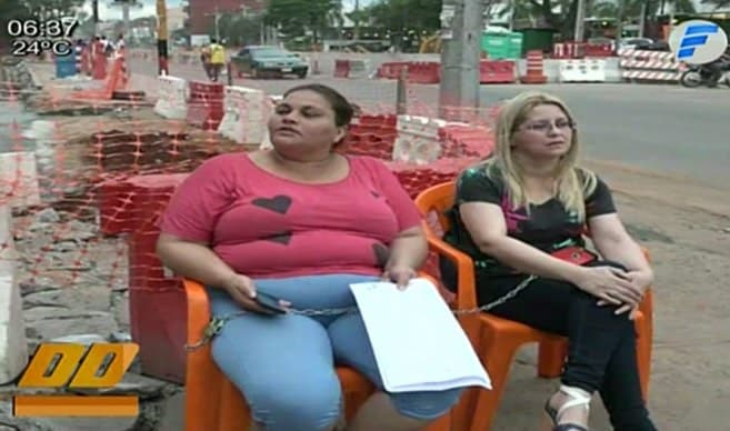 Comerciantes de Fernando de la Mora se encadenan frente a obras del Metrobús