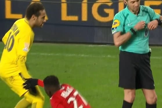 Neymar amagó ayudar a rival