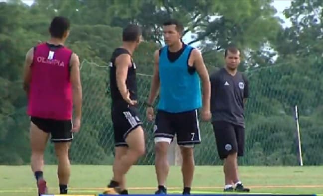 Olimpia: Fuerte cruce entre jugadores en entrenamiento