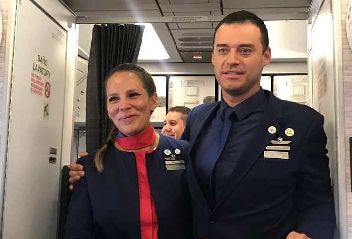 Histórico: Papa oficia el primer casamiento a bordo de un avión