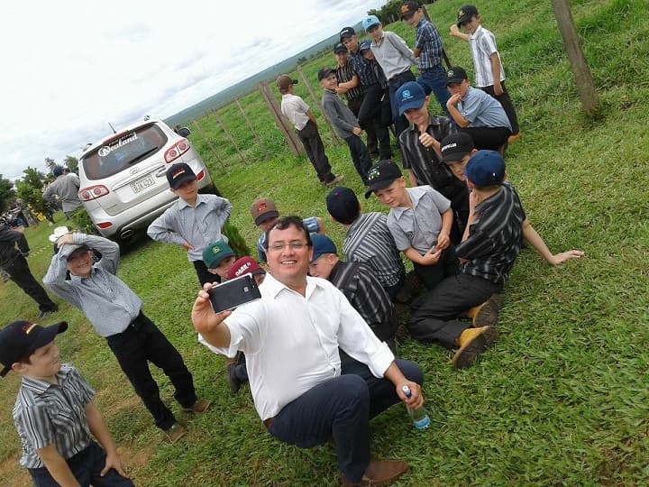 Diputado se toma una selfie en pleno funeral de Fehr