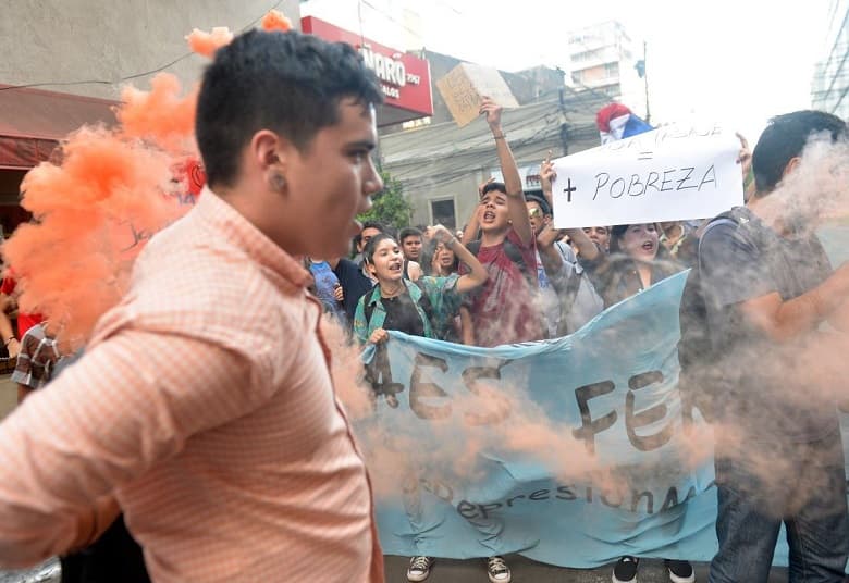 Multitudinaria manifestación contra la suba del pasaje en el microcentro