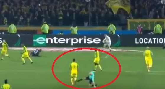 Árbitro agrede a futbolista y lo expulsa