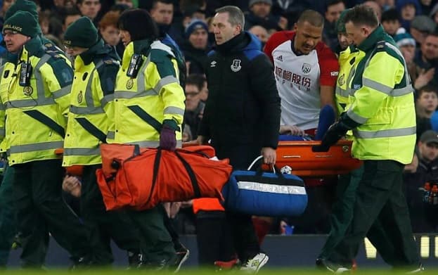 Futbolista quiso evitar un gol y terminó de la peor manera