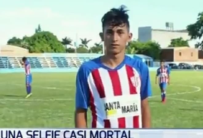 Selfie casi mata a joven futbolista