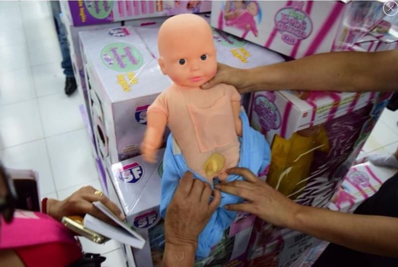 Continúa polémica por muñeca "trans"