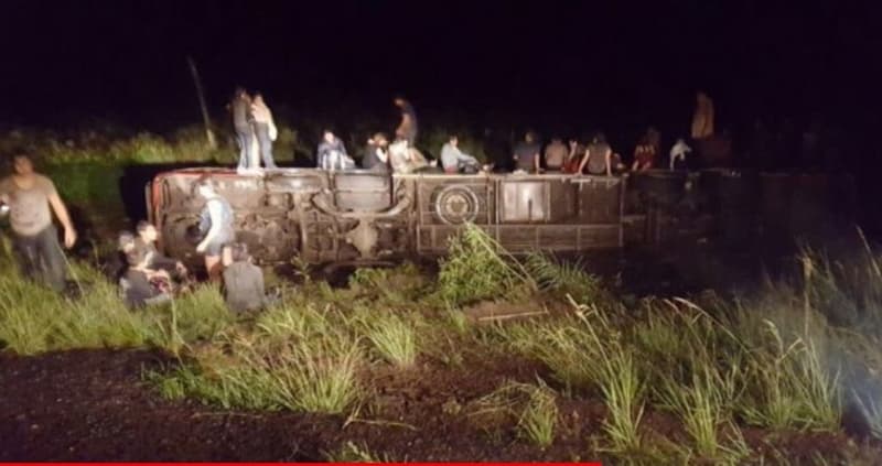 Hallan cuerpo sin vida en bus que volcó en Ñeembucú