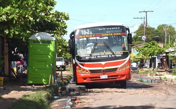 Mujer abandonó a su nieto en el bus