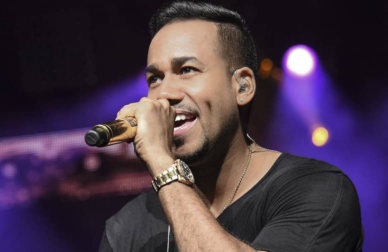 Romeo Santos hizo tocar partes íntimas a una fan