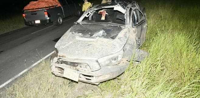 Hombre perece tras vuelco de camioneta